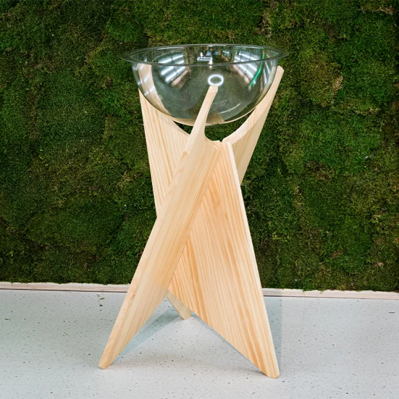 Esfera con pie de madera